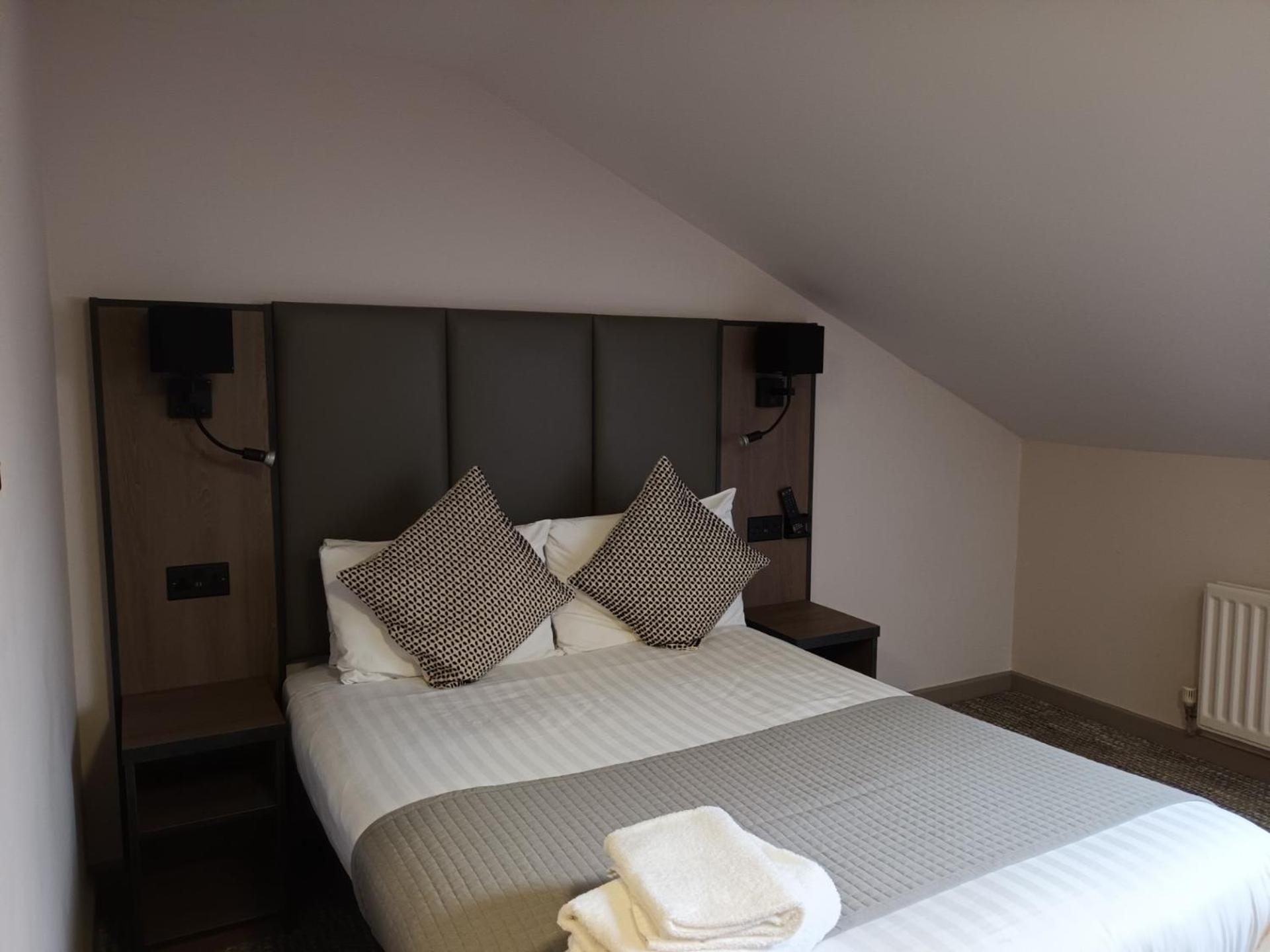 Corn Mill Lodge Hotel ลีดส์ ภายนอก รูปภาพ