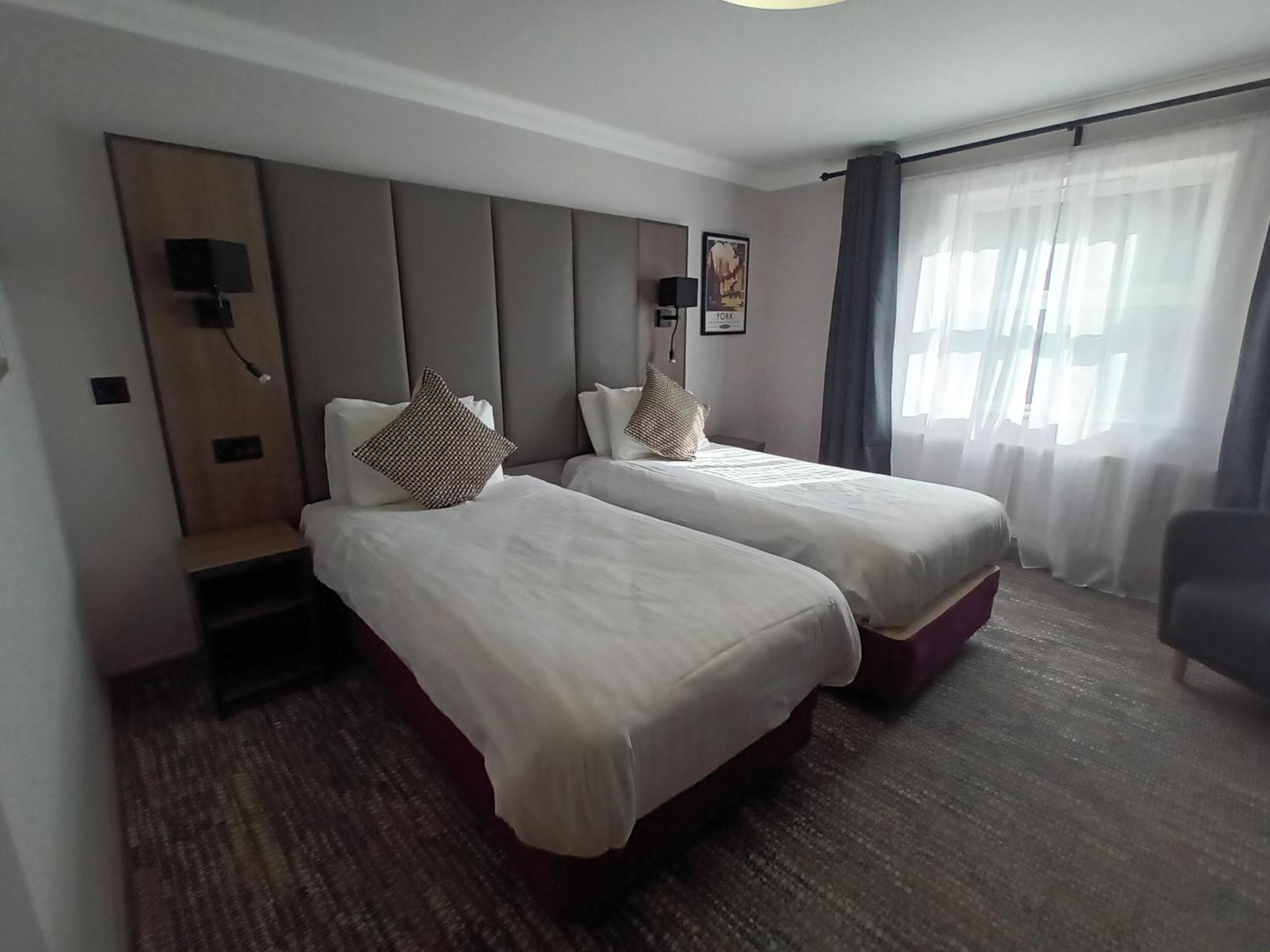 Corn Mill Lodge Hotel ลีดส์ ภายนอก รูปภาพ