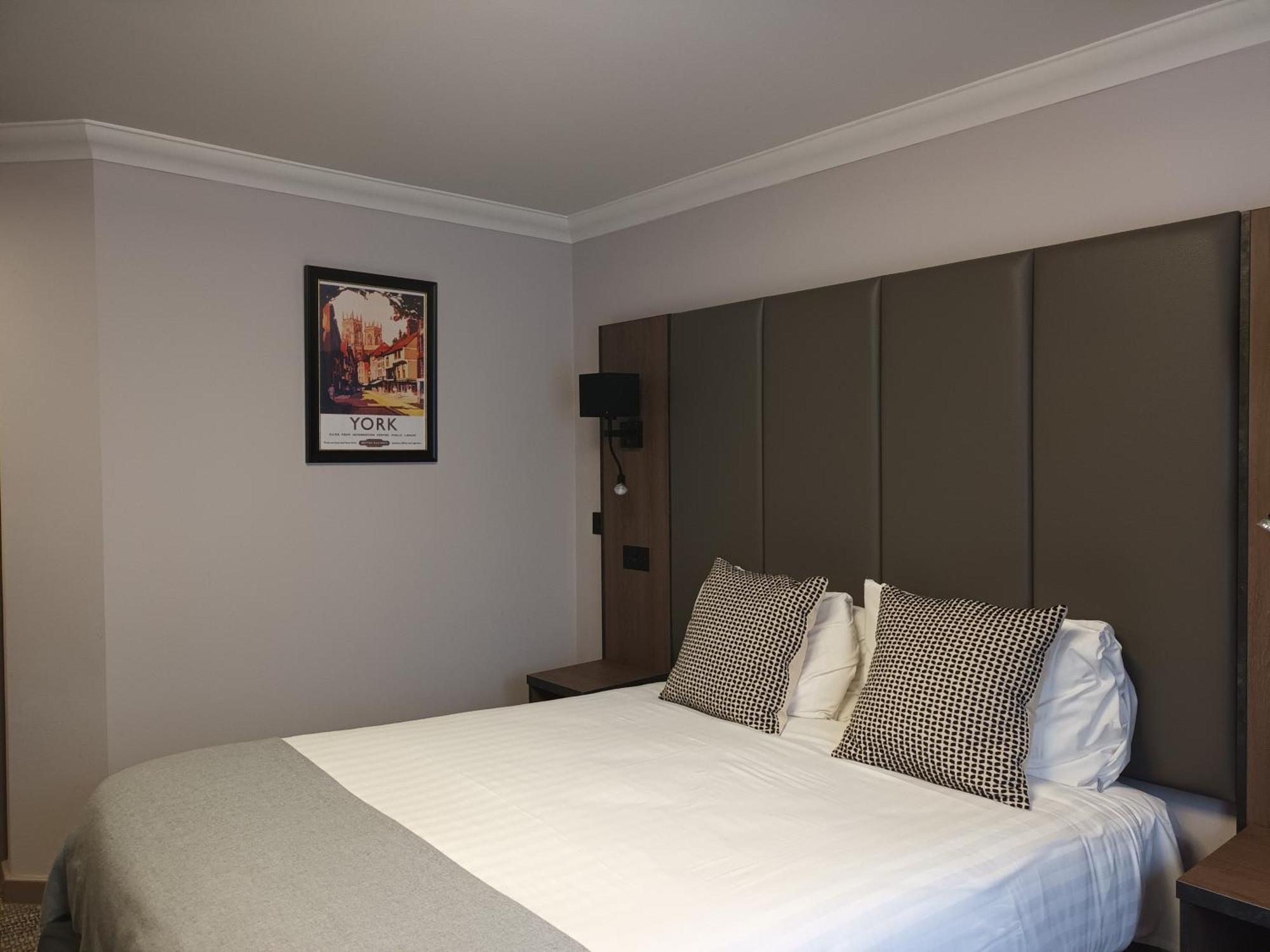 Corn Mill Lodge Hotel ลีดส์ ภายนอก รูปภาพ