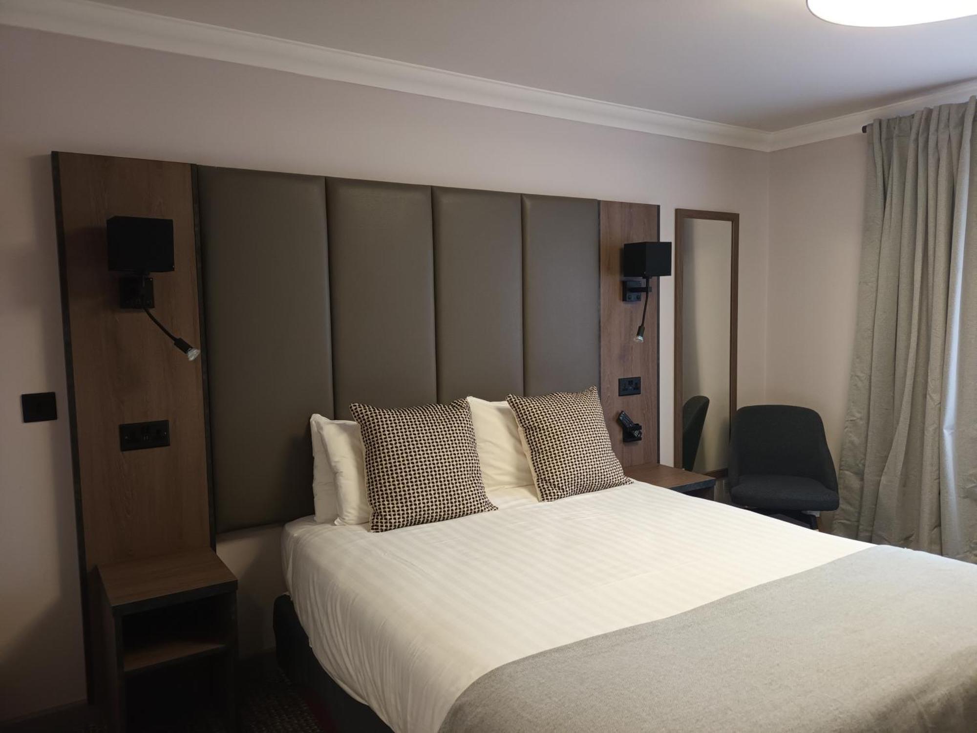 Corn Mill Lodge Hotel ลีดส์ ภายนอก รูปภาพ